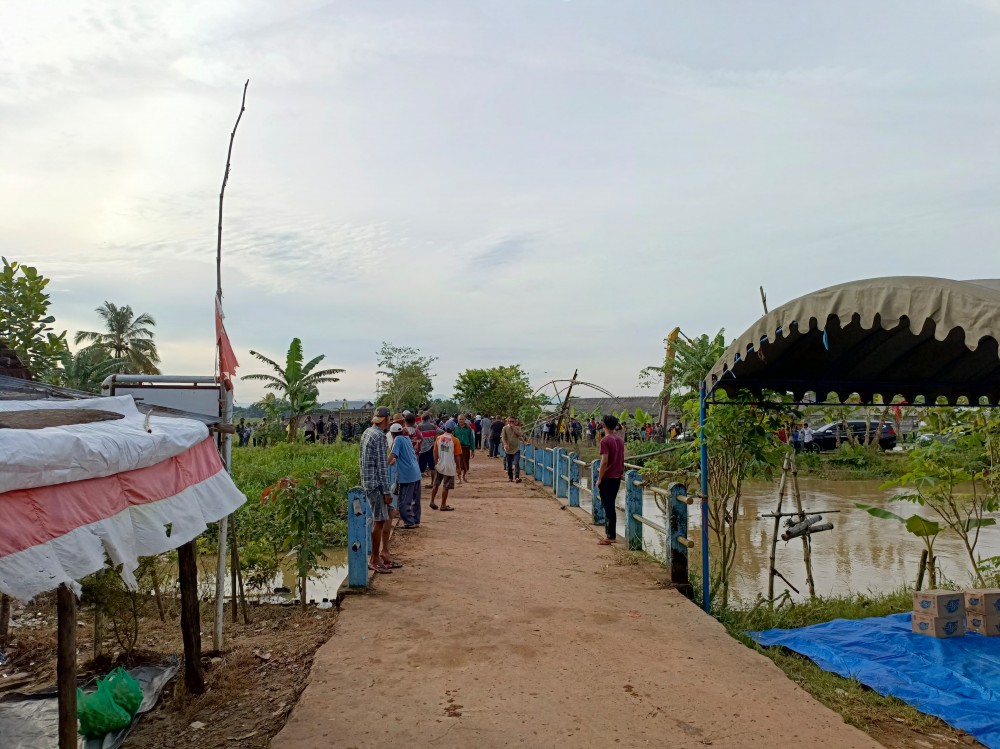 Pengerukan Sampah Tanggul Sungai 